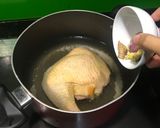 Hình bước làm 2 của món Gà tắm nước sôi 🐔😂