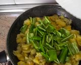Foto del paso 3 de la receta: Tortilla de patatas con cebolla y pimientos verdes