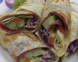 Foto langkah ke 3 dari resep Wrapped Salad / Salad Roll.