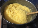 Cuadraditos de polenta con queso