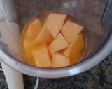 Foto del paso 2 de la receta: Licuado de melón y pasas de uva