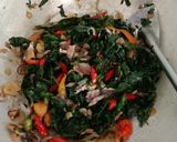 Foto langkah ke 4 dari resep Oseng daun kates jepang dan suwir ikan asin peda.