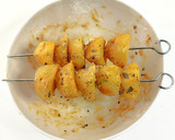 Foto del paso 2 de la receta: Alitas en freidora de aire, con brochetas de patatas