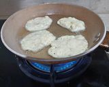 Foto langkah ke 2 dari resep Banana Beignets.