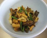 A picture of step 6 of Maitake Mushrooms and Green Beans with a Ginger and Vinegar Dressing.