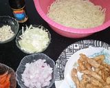 A picture of step 4 of Chicken chow mein.