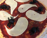 Foto del paso 4 de la receta: Pizza de Halloween 👻 con base de pollo (sin harinas)