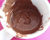Foto del paso 4 de la receta: Polos de cereza cubiertos de chocolate (helado)