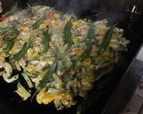 Une image de l'étape 7 de Courgette et champignons aux tomates poires et piments verts.