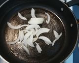 Foto del paso 2 de la receta: Cerdo con guajillo y nopales