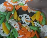 Foto langkah ke 4 dari resep Tumis Akar Teratai.