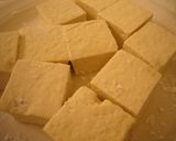 A picture of step 1 of Sweet and Spicy Tofu with Grated Onion.