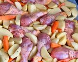 Une image de l'étape 2 de Pilons de poulet et pommes de terre au four.
