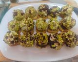 Foto del paso 6 de la receta: Bombones de queso y crujiente de jamón con cobertura de pistacho y arándanos
