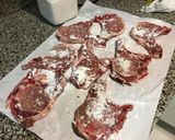 Foto del paso 1 de la receta Chuletas de cerdo en salsa