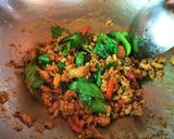 รูปขั้นตอนการทำที่ 5 ของ ผัดกระเพรา​หมูสับ​ ไข่​เยี่ยวม้า