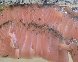 Foto del paso 3 de la receta: Ensalada de garbanzos con salmón marinado