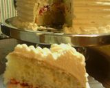 A picture of step 6 of Sunshines strawberry champagne cake.