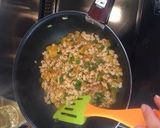 A picture of step 2 of Pad Ga-prao (Spicy Minced Chicken on Rice with Fried Egg).