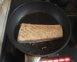 A picture of step 6 of Seared Tuna with Onion Sauce.