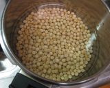 A picture of step 1 of Cooked in a Pressure Cooker for 3 Minutes! Ikinari Boiled Soy Beans!.