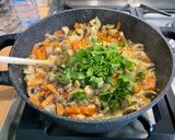 Une image de l'étape 23 de Poulet mariné aux carottes, champignons, épices et coriandre.
