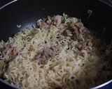 A picture of step 4 of Omelette with Salt-Flavored Fried Noodles Using Instant Ramen.