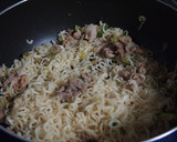 A picture of step 4 of Omelette with Salt-Flavored Fried Noodles Using Instant Ramen.