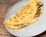 A picture of step 6 of Asparagus, Ham and Blue Cheese omelette.
