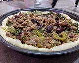 Foto del passaggio 1 della ricetta Pizza di scarola, salsicce e olive nere