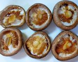 A picture of step 1 of Shiitake Mushrooms with Melted Cheese.