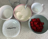 Foto del paso 1 de la receta: Panna cotta de vainilla con coulis de frambuesas