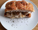 Foto del paso 9 de la receta: Focaccia con albóndigas, cebolla caramelizada y queso gratinado