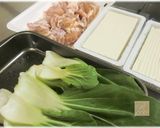 A picture of step 1 of Gingery Chicken and Tofu Hot Pot.