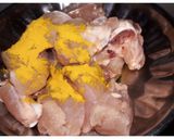 A picture of step 1 of Chicken Pakoda.