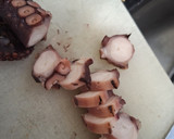 Foto del paso 2 de la receta: Lubina con cherries y pulpo
