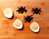 Foto del paso 8 de la receta: Huevo con arañas para Halloween