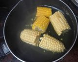 Foto del paso 3 de la receta: Contramuslos asados en freidora de aire con papas arrugas, piña y mojo verde