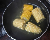 Foto del paso 3 de la receta: Contramuslos asados en freidora de aire con papas arrugas, piña y mojo verde