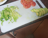 Foto del paso 3 de la receta: Bocadillo de tortilla vaga de papas de paquete y jamón serrano con lechuga, tomate y aguacate