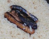 A picture of step 5 of Easy Flavored Rice Made with Canned Kabayaki-style Pacific Saury.