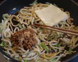 A picture of step 5 of Stir Fried Natto and Chopped Udon Noodles with Sesame Oil.