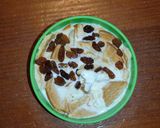 Foto del paso 4 de la receta: Yogurt con galletas y pasas
