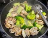 A picture of step 3 of 🥦 Clams and broccoli with garlic.