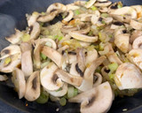Foto del paso 3 de la receta: Espaguetis con pollo, champi y sobrasada