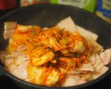 รูปขั้นตอนการทำที่ 1 ของ ซุปกิมจิเต้าหู้อ่อน (김치찌게)