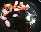 A picture of step 2 of Shiso-Flavoured Aglio, Olio e Peperoncino.