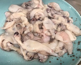 Foto del paso 2 de la receta: Huevos rotos con cebolla en témpura, puntillitas y tinta de calamar 🦑