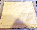 Foto del paso 3 de la receta: Hojaldre con dos tipos de queso, dos tipos de jamón y aceitunas