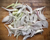 Foto del paso 2 de la receta: Ceviche de bonito del Norte en conserva con aguacate y melocotón